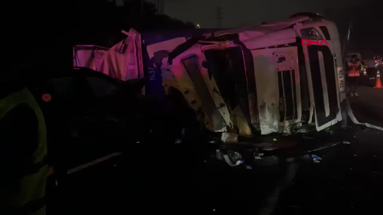 TEM Otoyolu'nda devrilen TIR'ın sürücüsü öldü! Çarptığı otomobilde 2 ...
