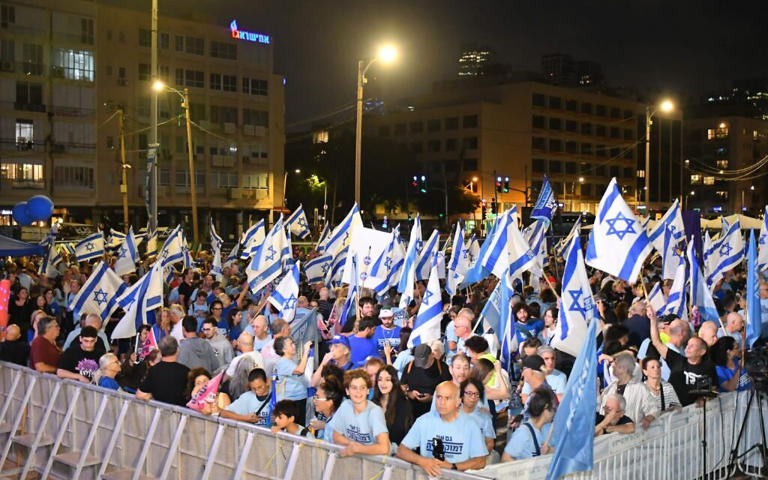 Thousands expected in Tel Aviv for Sat. night anti-government rally, 3 ...