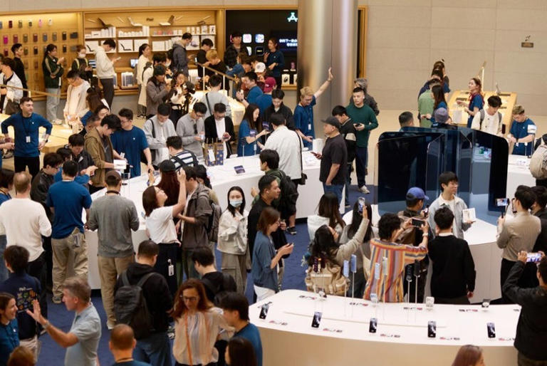 It's 2007 all over again as Apple Stores come alive with the launch of ...