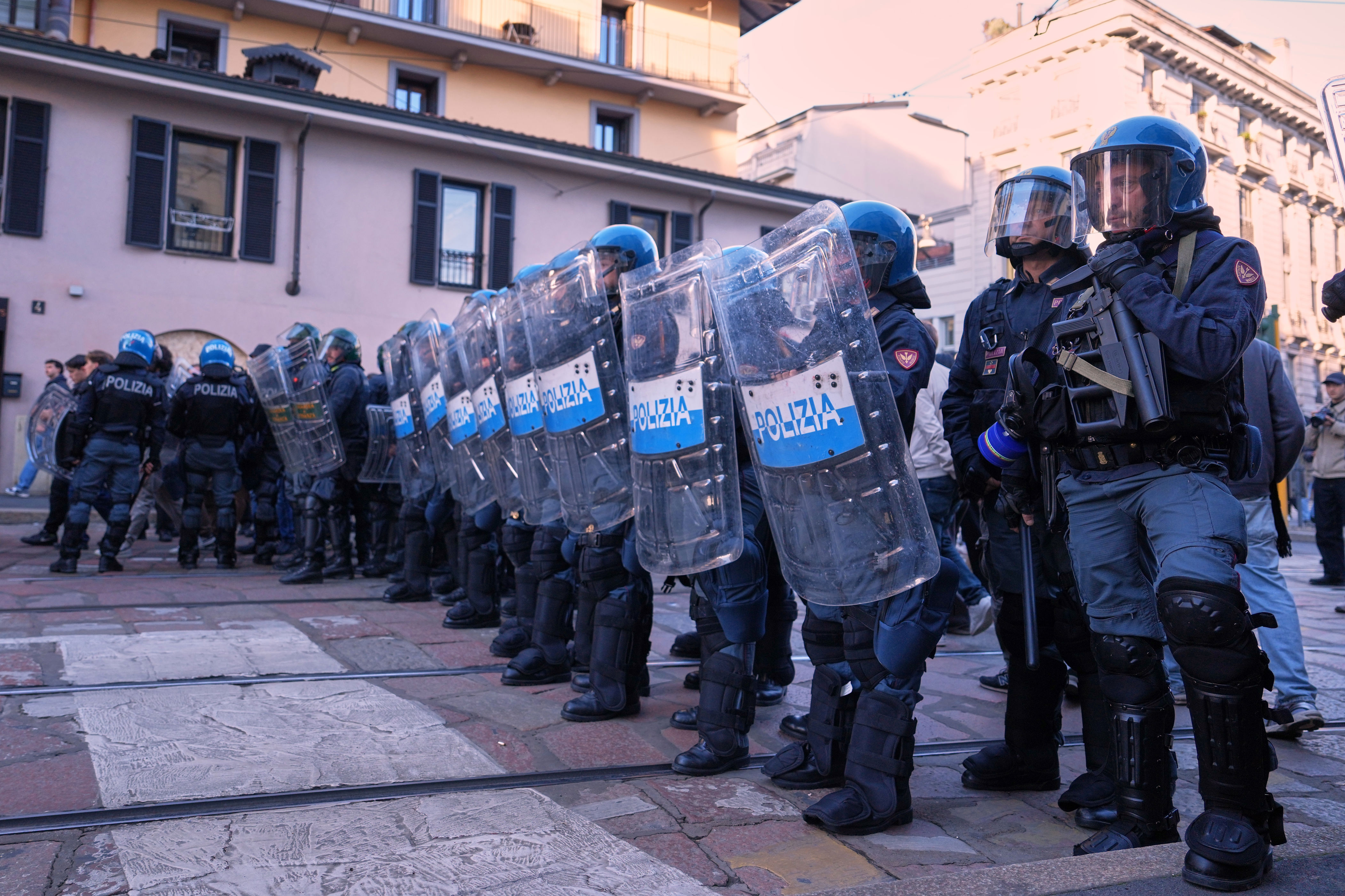 Soldados custodian el centro de Milán mientras miles de personas ...