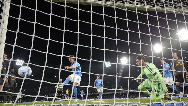 Soccer-Lazio go top with win over Parma as Roma rally to draw 3-3 at Napoli