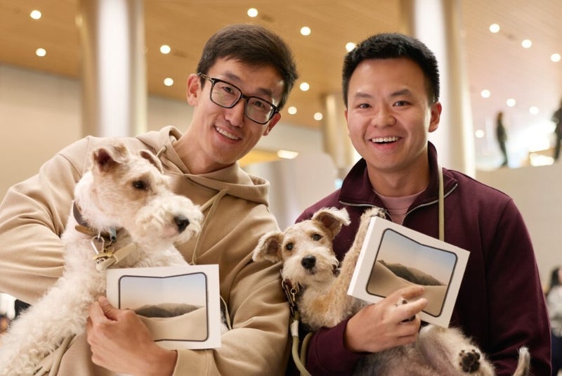 It's 2007 all over again as Apple Stores come alive with the launch of ...