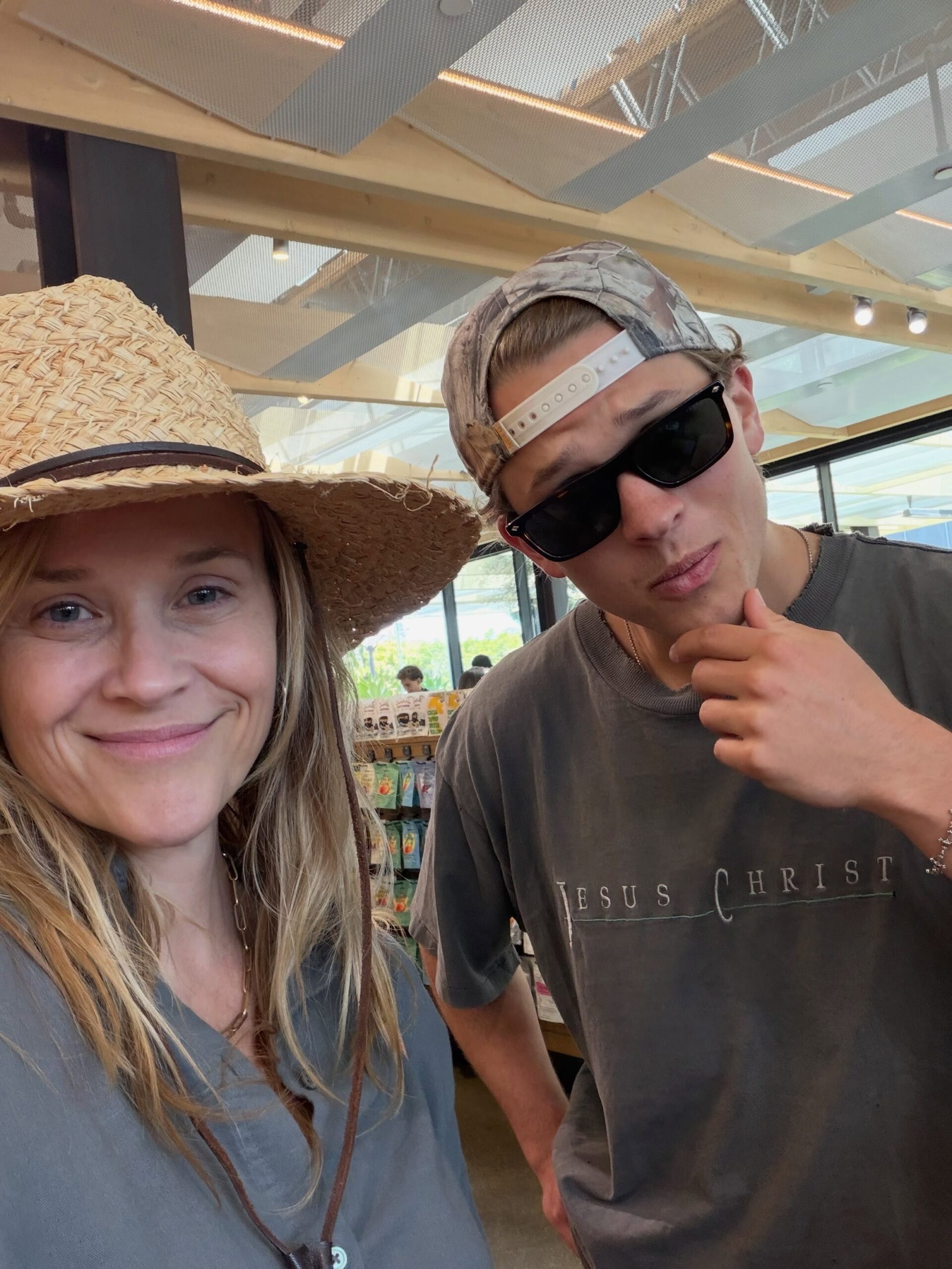 Chelsea Handler says Reese Witherspoon and son Deacon Phillippe look ...