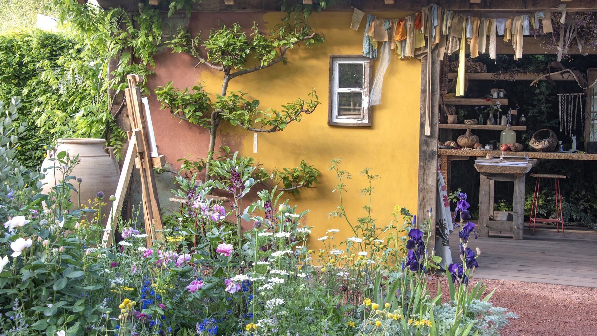 The plants you should mulch in October – and the ones that don't need it