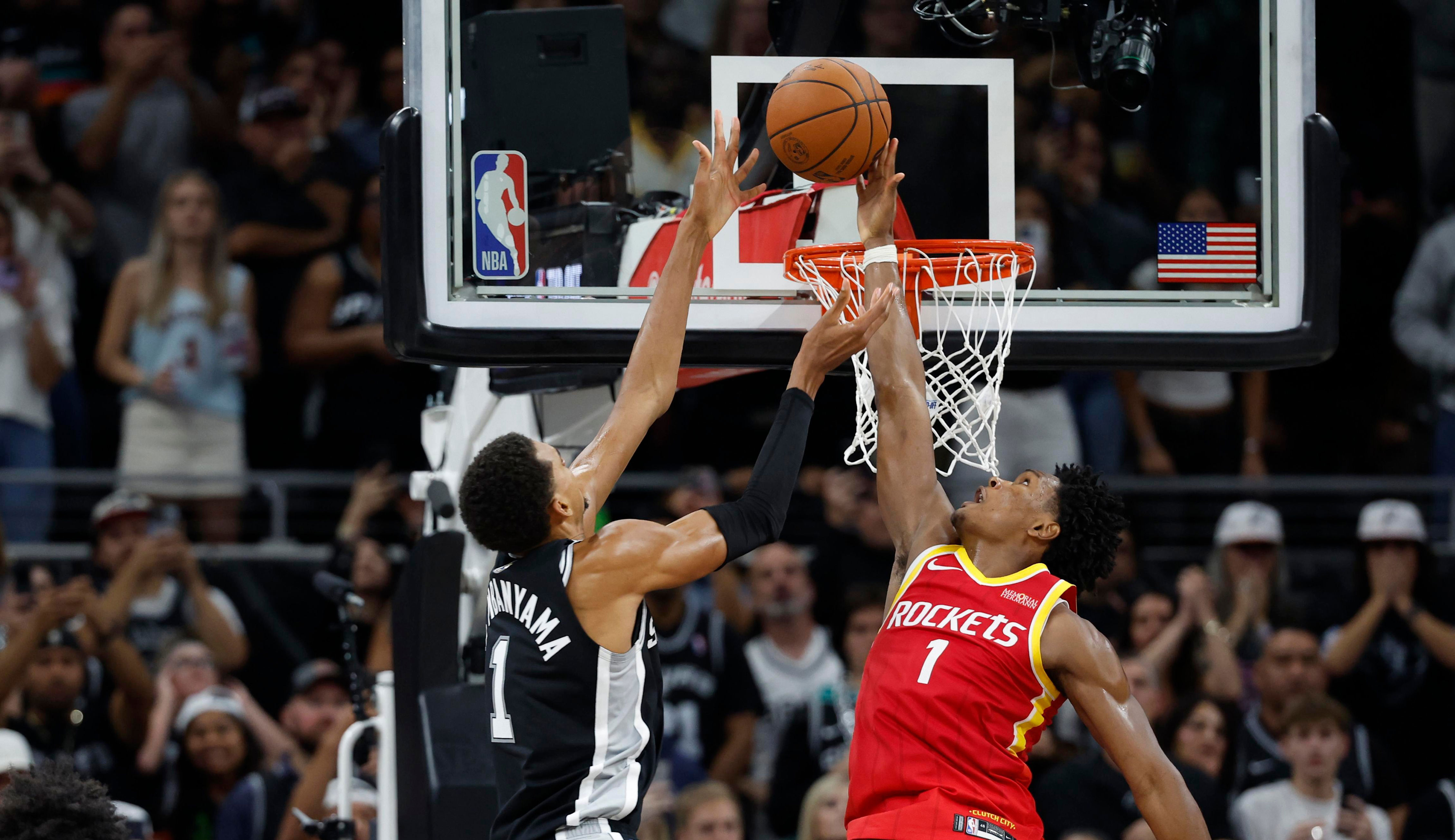 Rockets fly to Atlanta to face soaring Hawks
