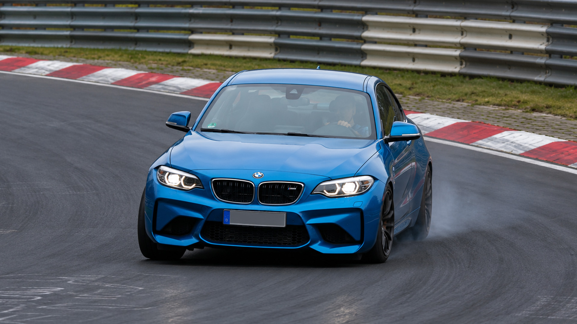 A driver narrowly avoids a crash at the Nürburgring