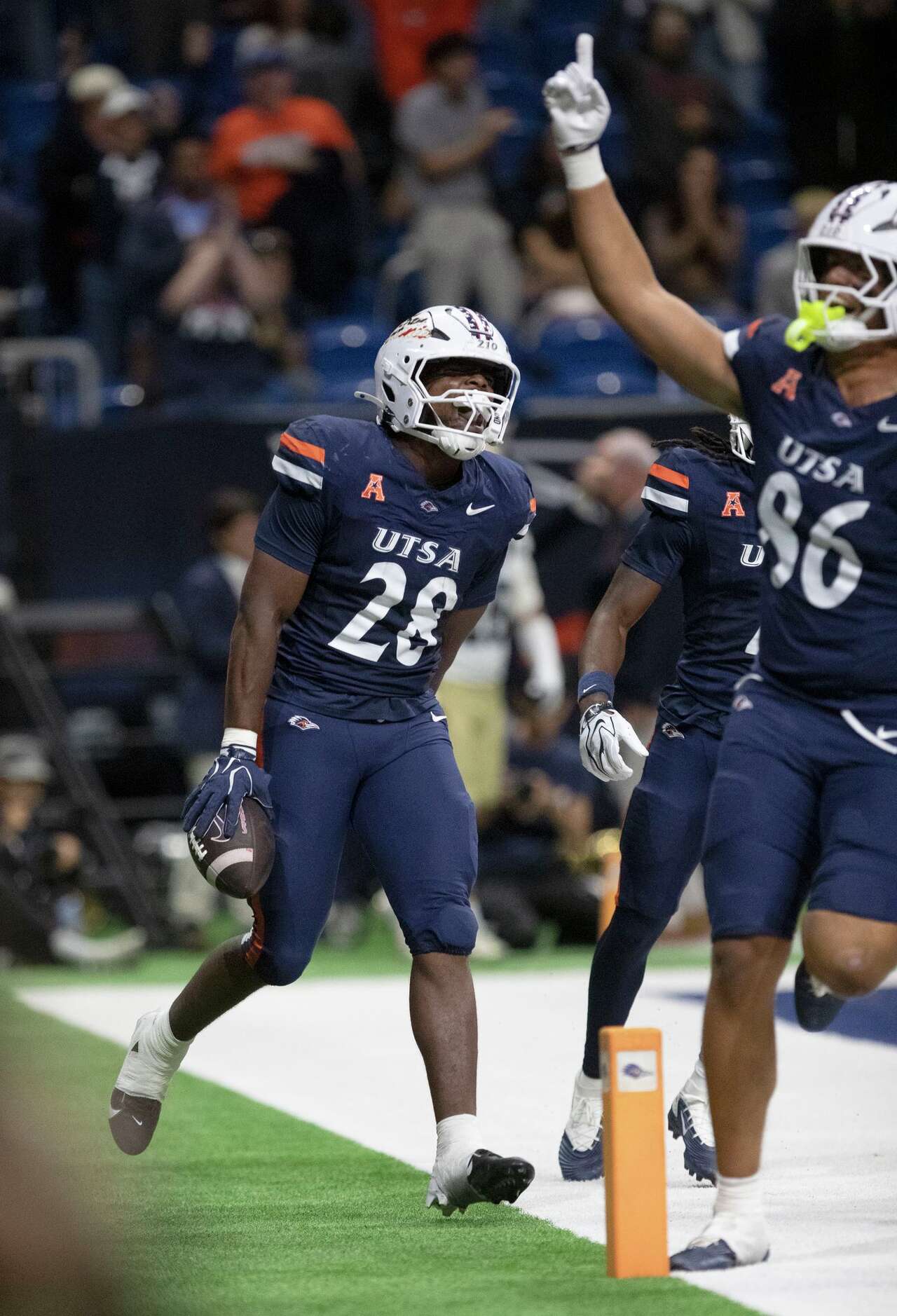UTSA surges to convincing win at Tulane, keeping American record spotless