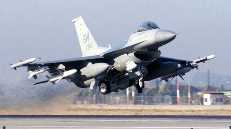 How many flight hours is considered a lot for a fighter jet?