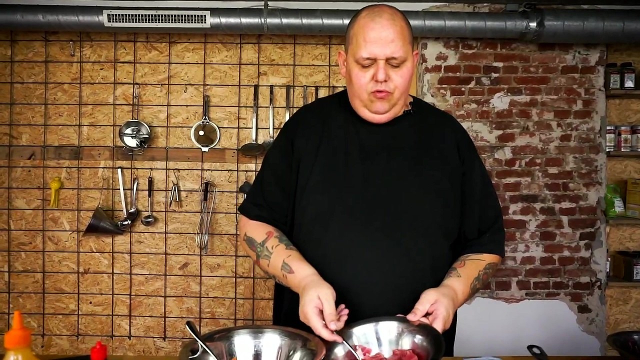 Bernd Zehner kocht eine poke bowl mit sushi-reis
