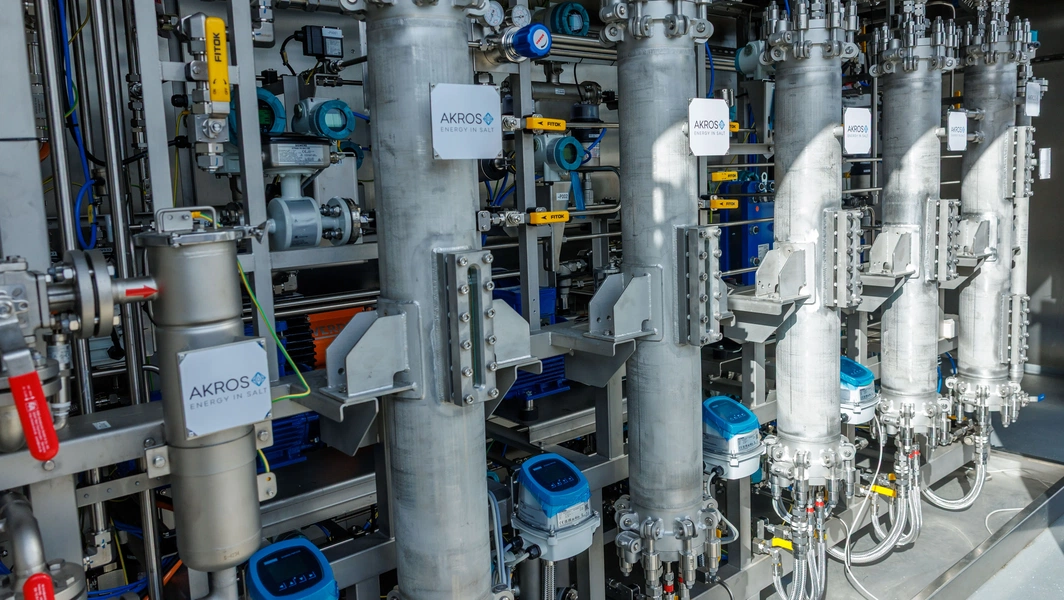 New system makes hydrogen and freshwater from seawater using waste heat