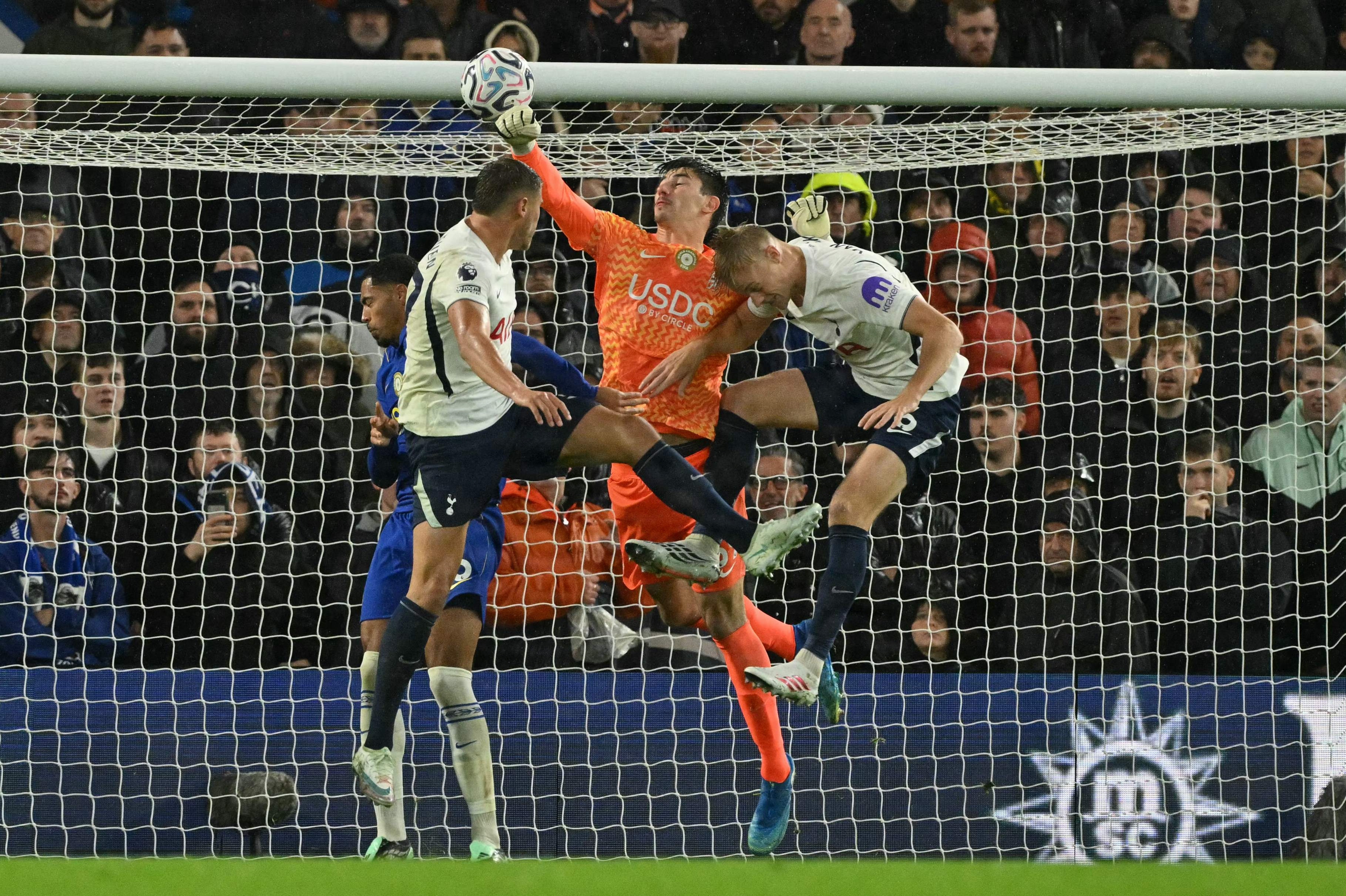 Tottenham bryder Chelsea-kompleks efter keeperbrøler