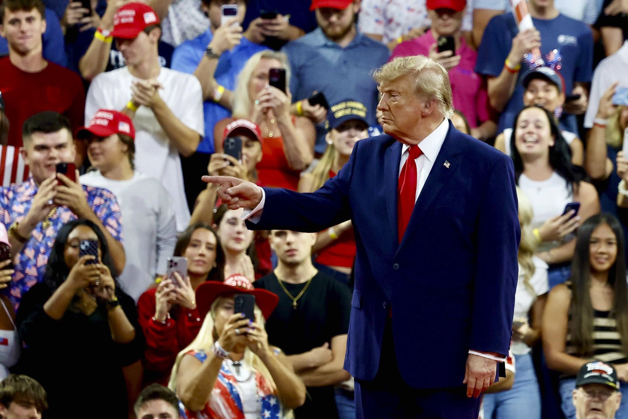 Trump votes early in Florida ahead of US midterm elections