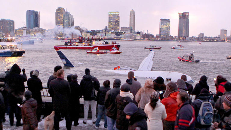 How are passenger planes able to land on water?
