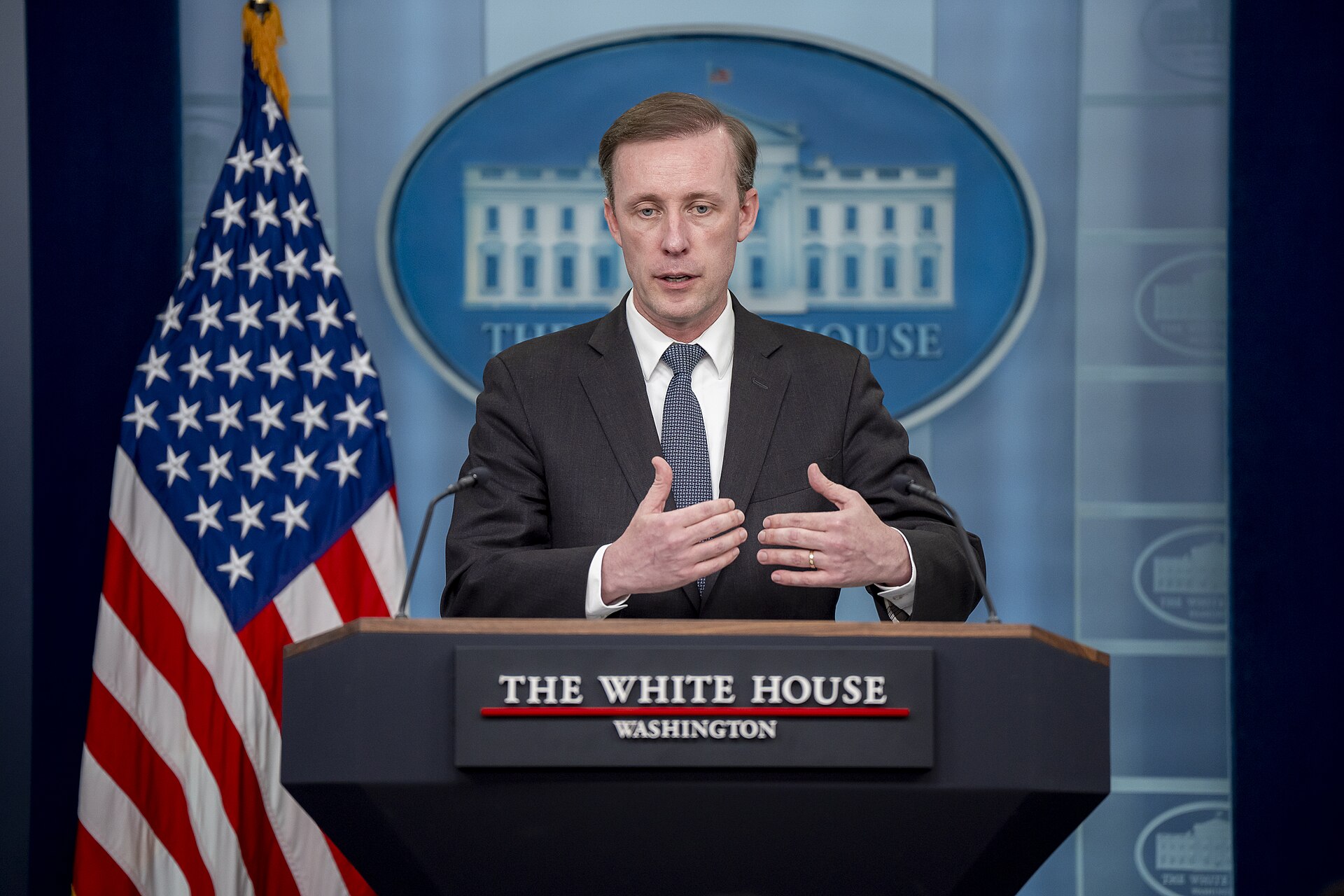 Trump keeps door open to moving White House reporters