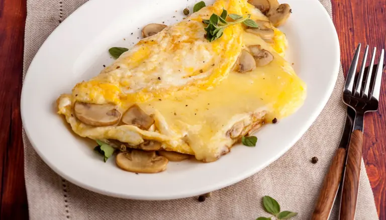 🍳 Omelette fondante aux champignons et fromage