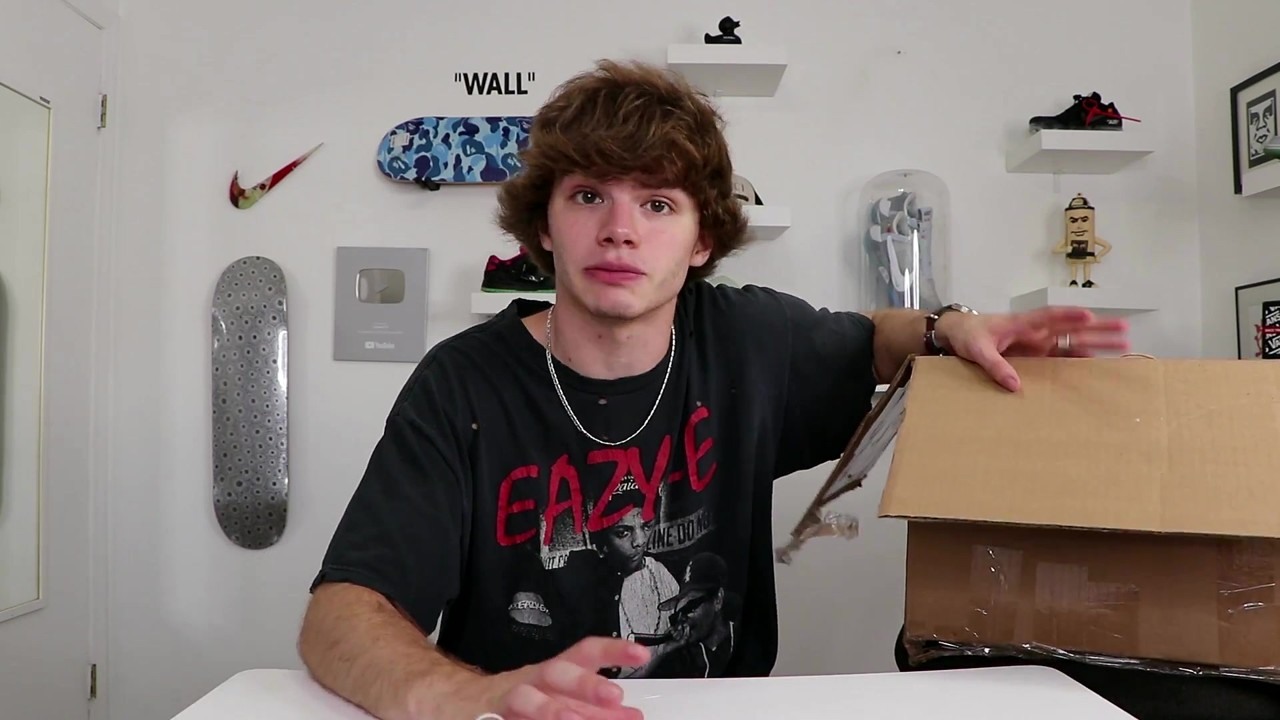 Connor unpacks a SNKRFLEA streetwear box