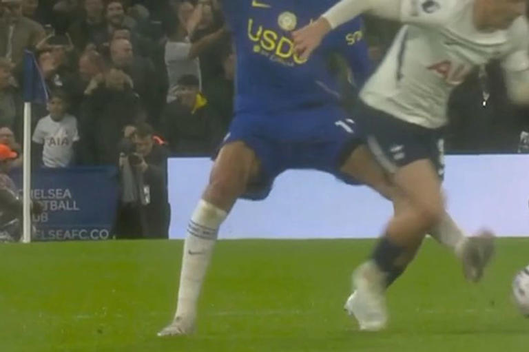 Gary Neville calls out 'ludicrous' Chelsea star and demands Xabi Alonso ...