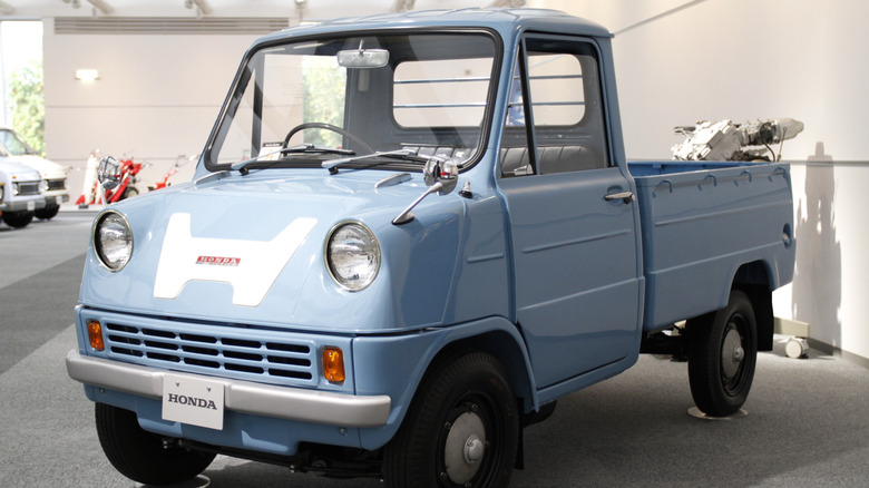 Honda's first production pickup had the smallest 4-cylinder truck ...