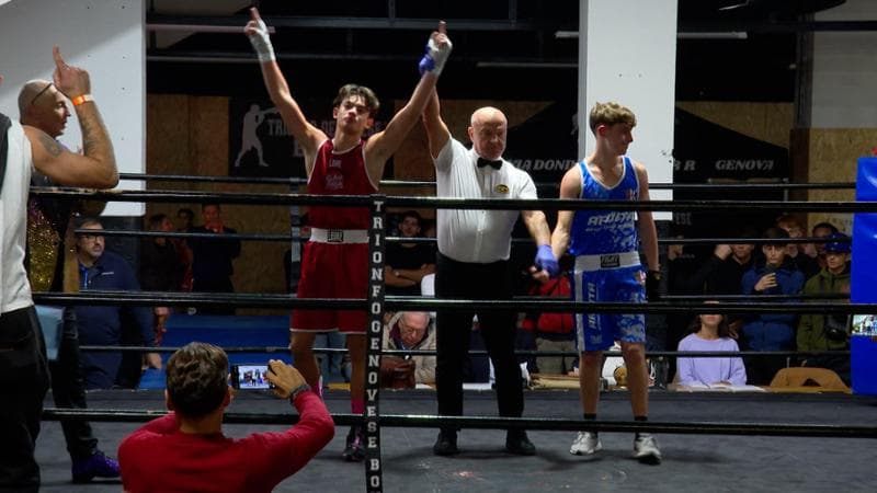 Boxe, Lorenzo Berlusconi resta imbattuto: nuova vittoria davanti a papà ...