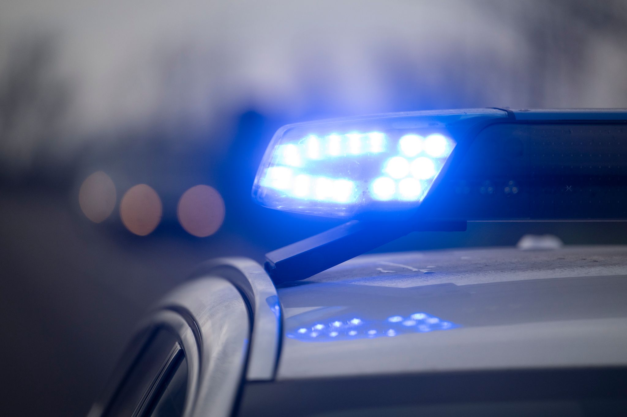 Motor fliegt 50 Meter weit - Auto bei Unfall zerlegt
