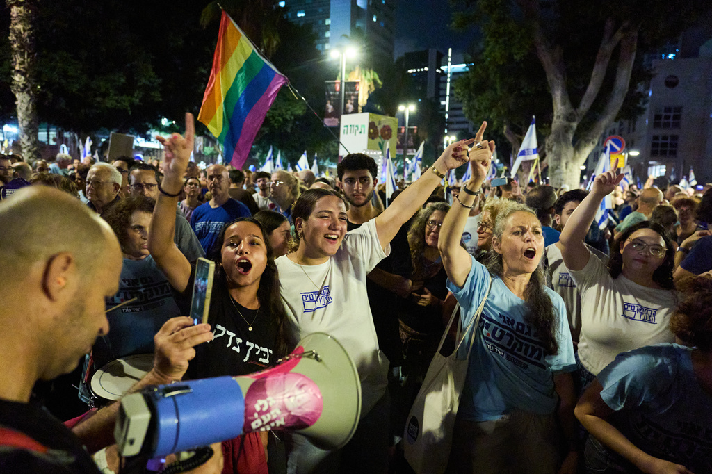 Israelis hold final rally against Netanyahu before election, and other ...