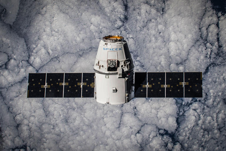 Elon Musk reportedly wants to merge Tesla, SpaceX to create a £2.7T ...