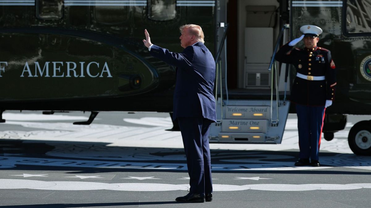 Does video show Trump waving at, saluting nobody before boarding Marine ...