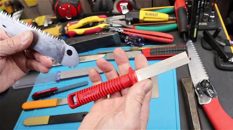 Quickly sharpen your Japanese pruning saw with a compact, easy-to-use ...