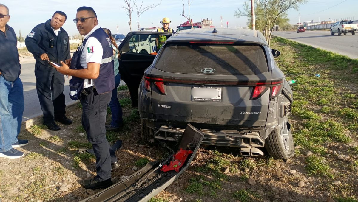 Conductora pierde el control de su camioneta y se impacta contra árbol ...