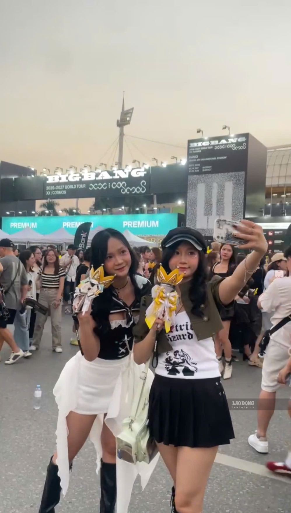 Biển người hâm mộ đổ về Mỹ Đình trước giờ concert BigBang