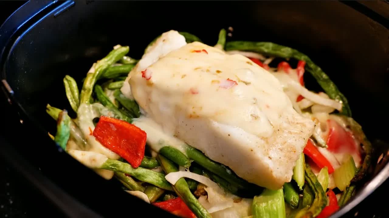 Air fryer cod with low-carb vegetables