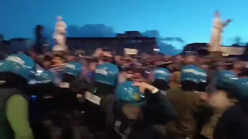 Florence, clashes between police and protesters on the Santa Trinita Bridge