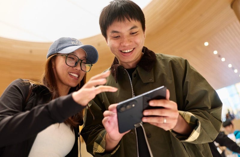 It's 2007 all over again as Apple Stores come alive with the launch of ...