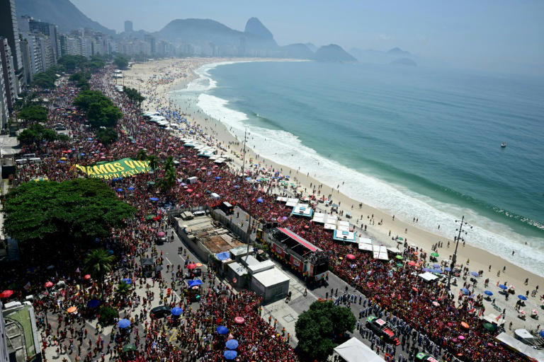 Thousands rally for Lula and Bolsonaro on eve of tight Brazil vote