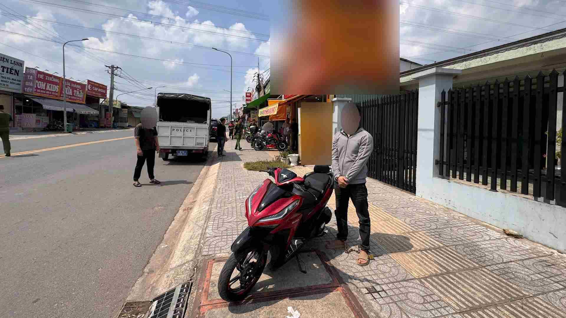 Công an bắt nghi phạm cướp tiệm vàng ở TPHCM sau 40 phút truy xét