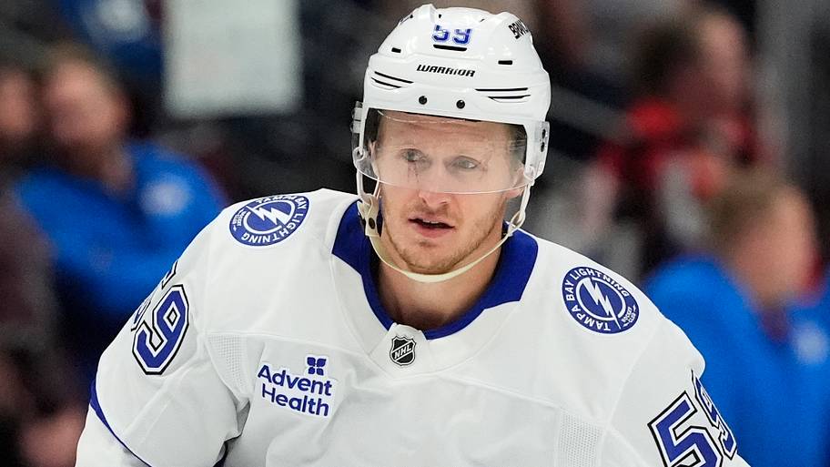 Jake Guentzel shines despite lackluster showing by Lightning in 6-3 loss to Avs
