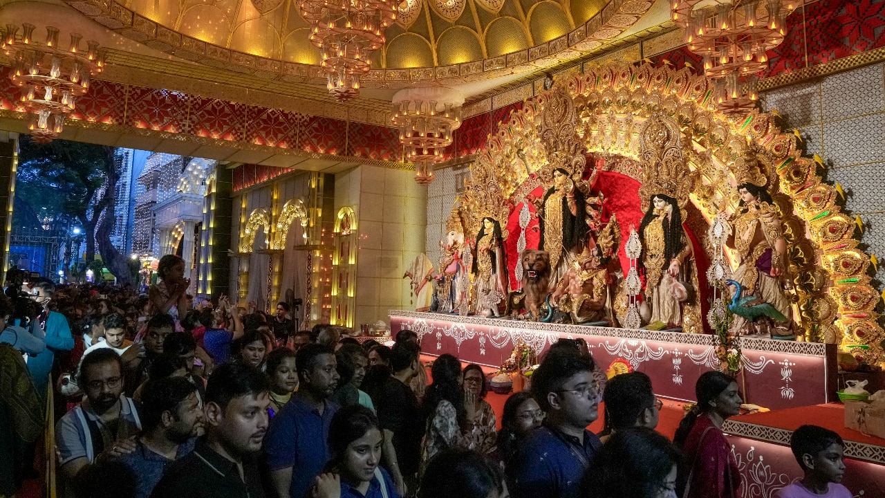 Bengal pandals witness massive crowds as visitors remain on high alert ...