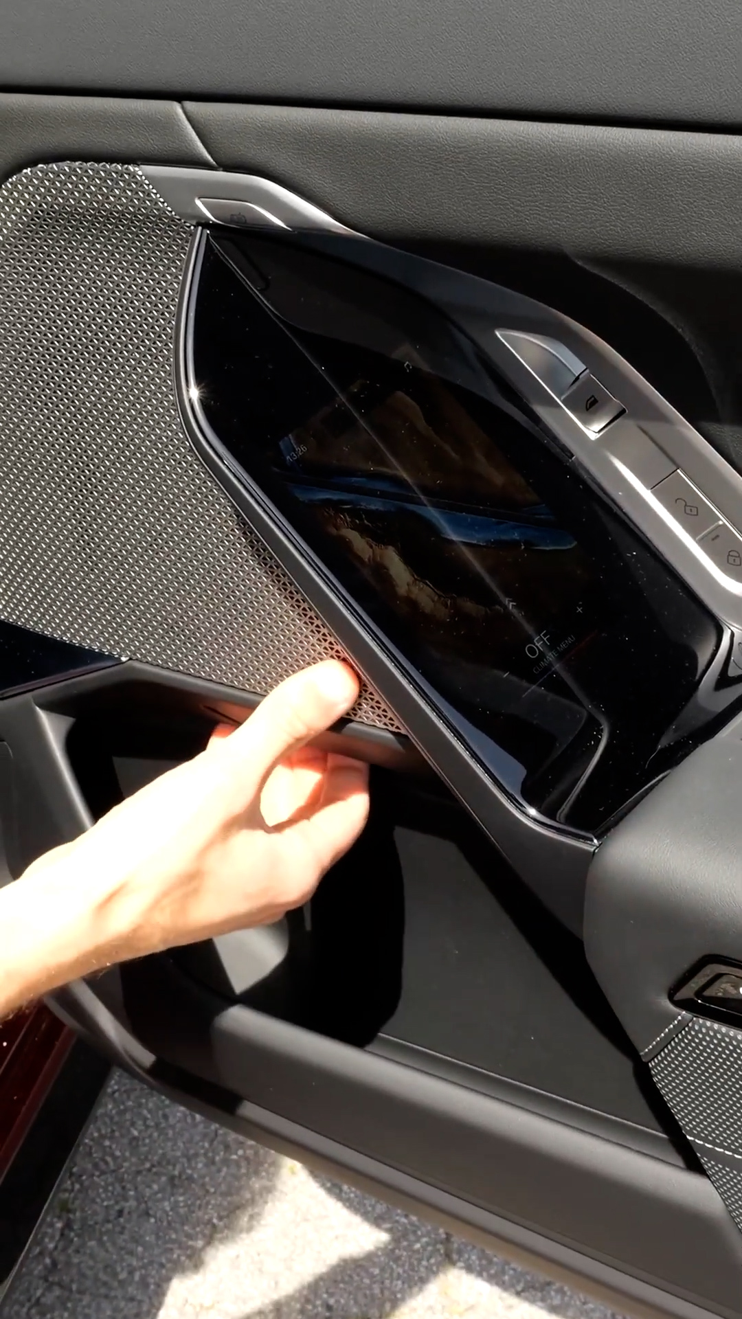 BMW 7 Series features electric doors for passenger comfort