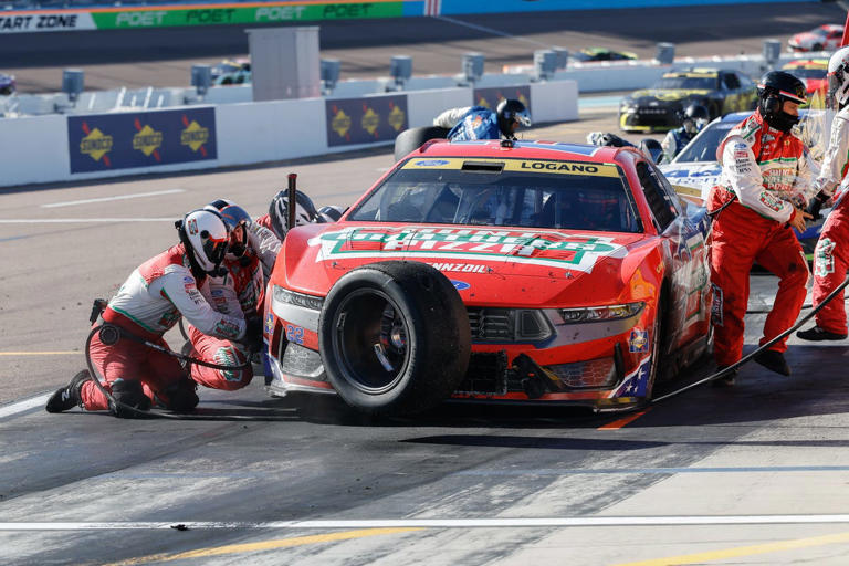 NASCAR Phoenix notebook: Wallace loses win, Bell closes in
