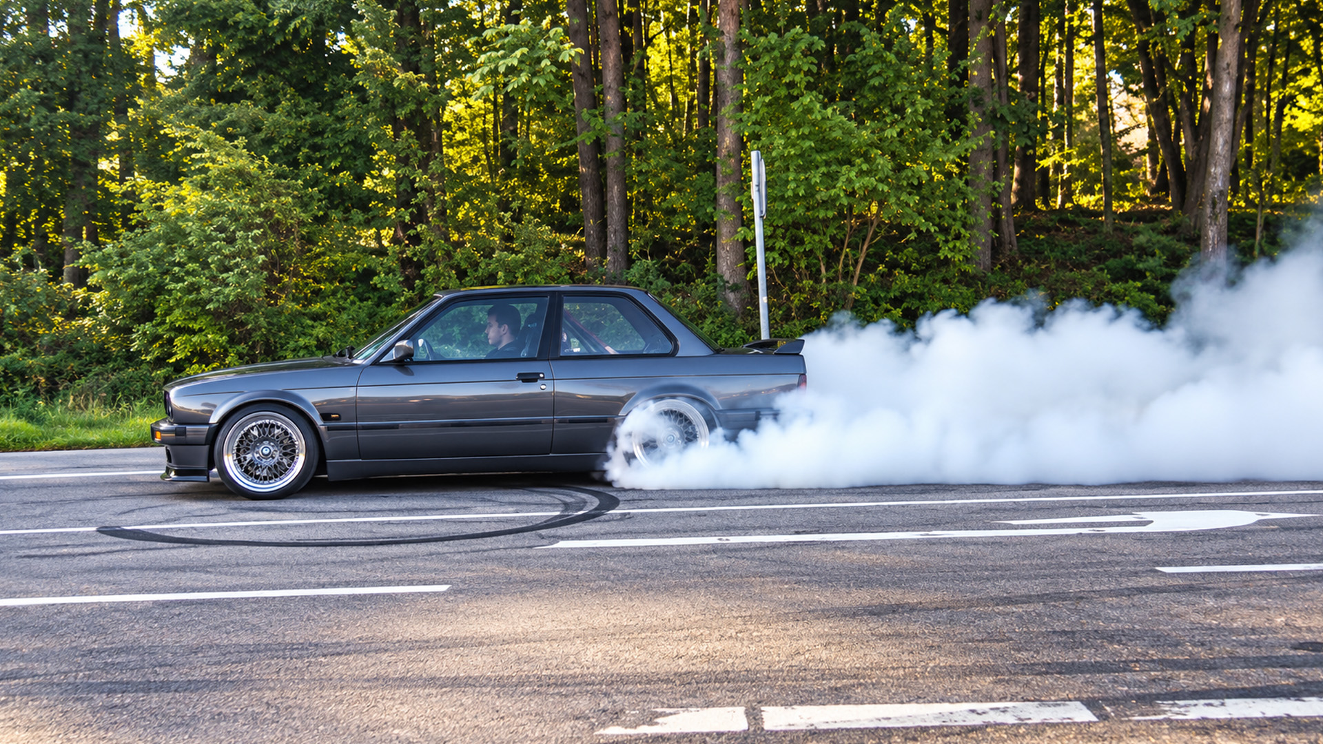 Nürburgring-Tankstelle: Laute Burnouts und viel Reifenqualm