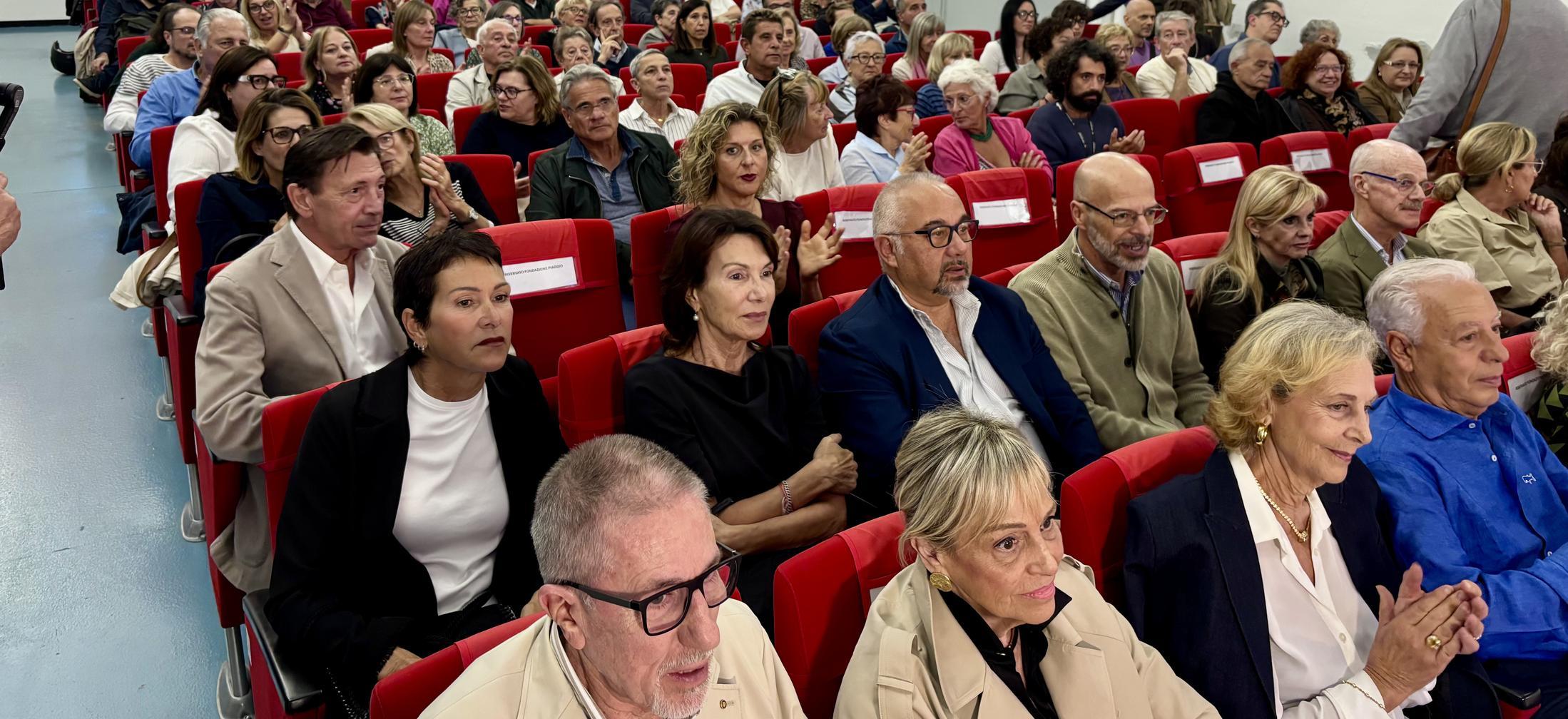 Sala piena per Ranucci ospite a Vespa, chi legge parla di casta e futuro