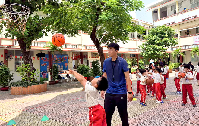Học chính khóa 4 ngày/tuần: phụ huynh lo con em ở nhà cày game