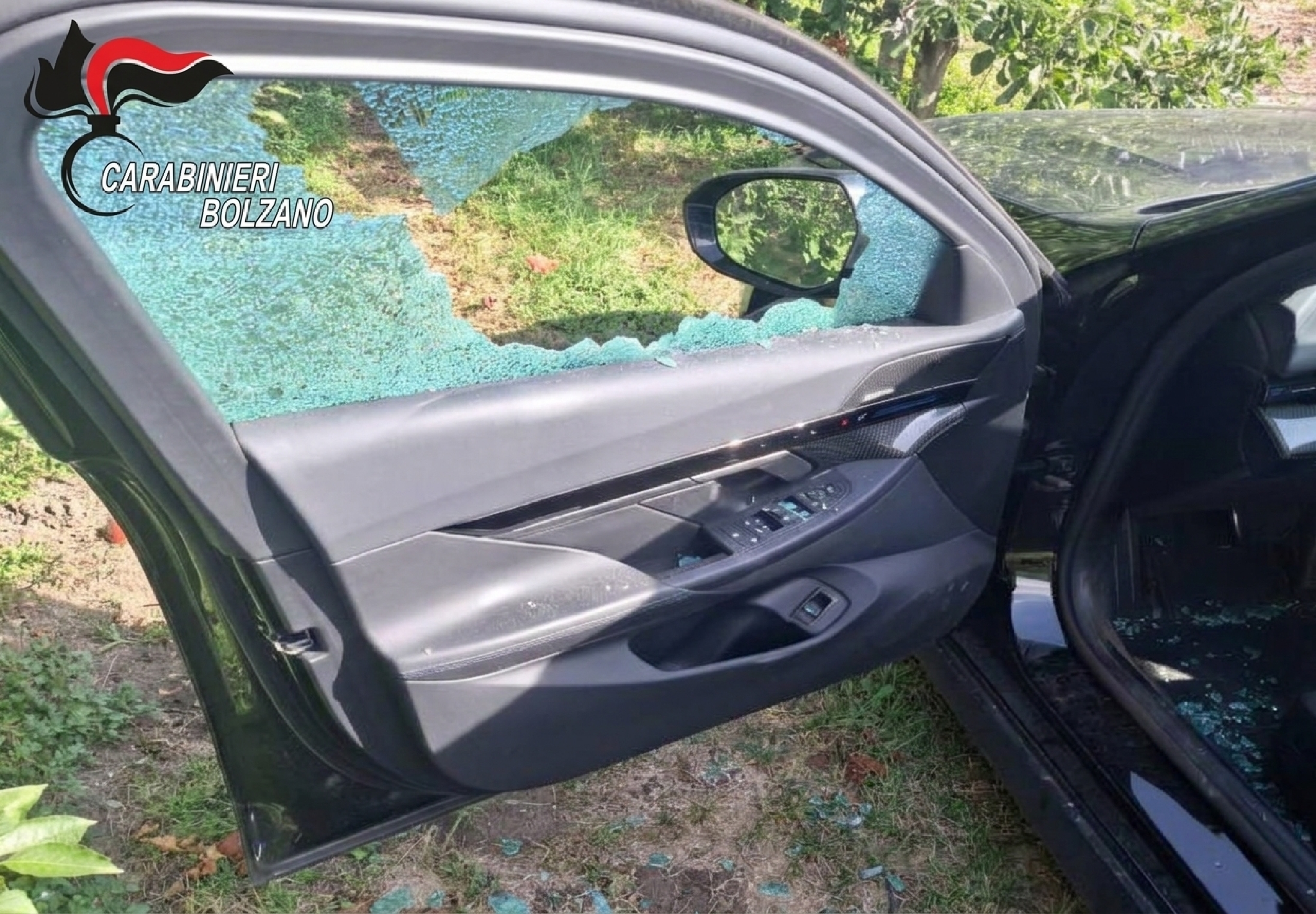 Furto su un'auto in sosta e atti vandalici a Caldaro, denunciato un 24enne