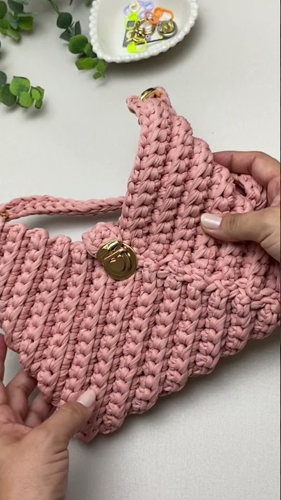 Bolsa rosê em crochê com estilo elegante
