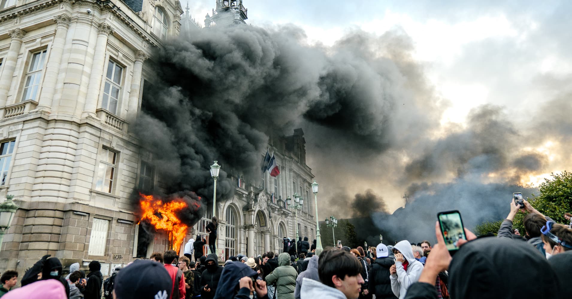 French Senate backs 'Rioters Pay' bill that could make protesters pay $11,000 fines