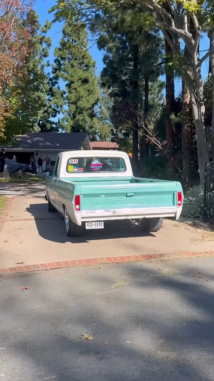 Classic Ford F100 shows off its deep V8 rumble