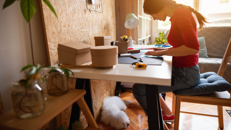 Use 2 common household items to DIY a cute Halloween garland in minutes