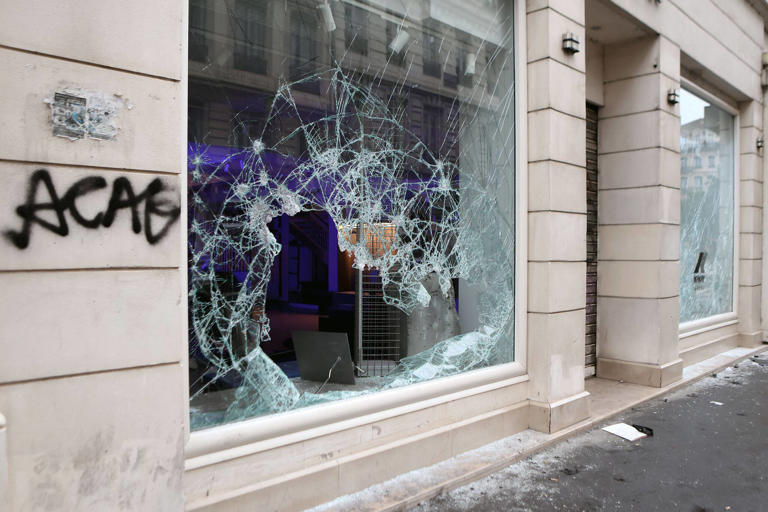 Gewaltsame Ausschreitungen und Proteste: Sind Reisen nach Frankreich ...