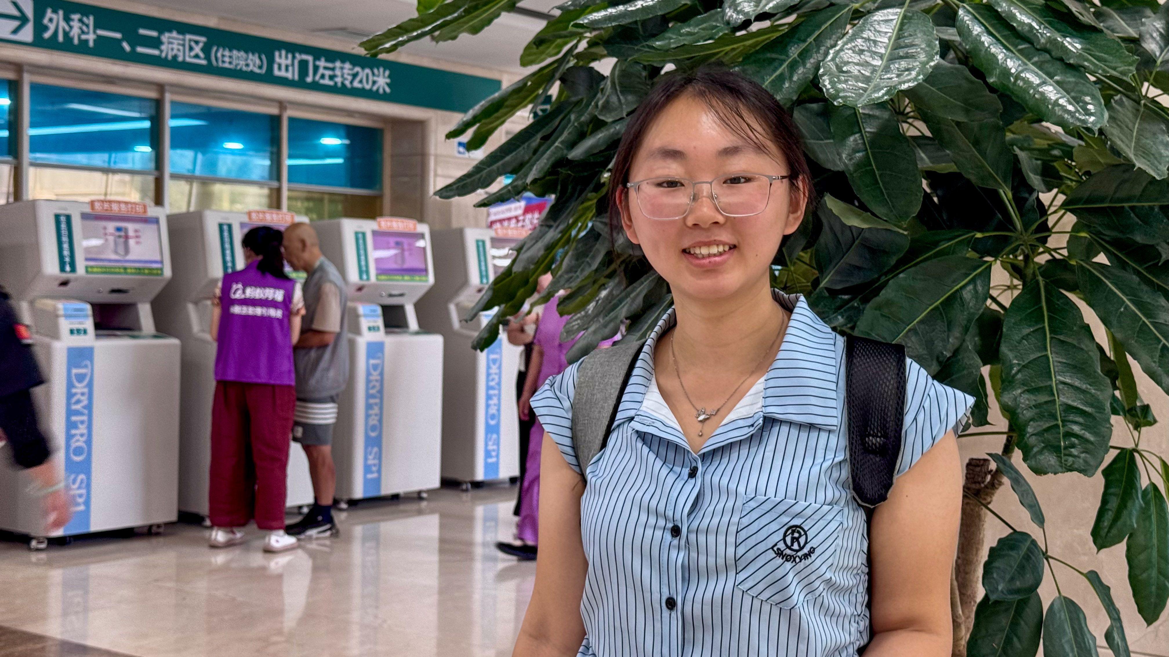 Liu Yanyan, una acompañante médica de 23 años, ayuda a sus clientes a desenvolverse en los complejos hospitales de la ciudad.