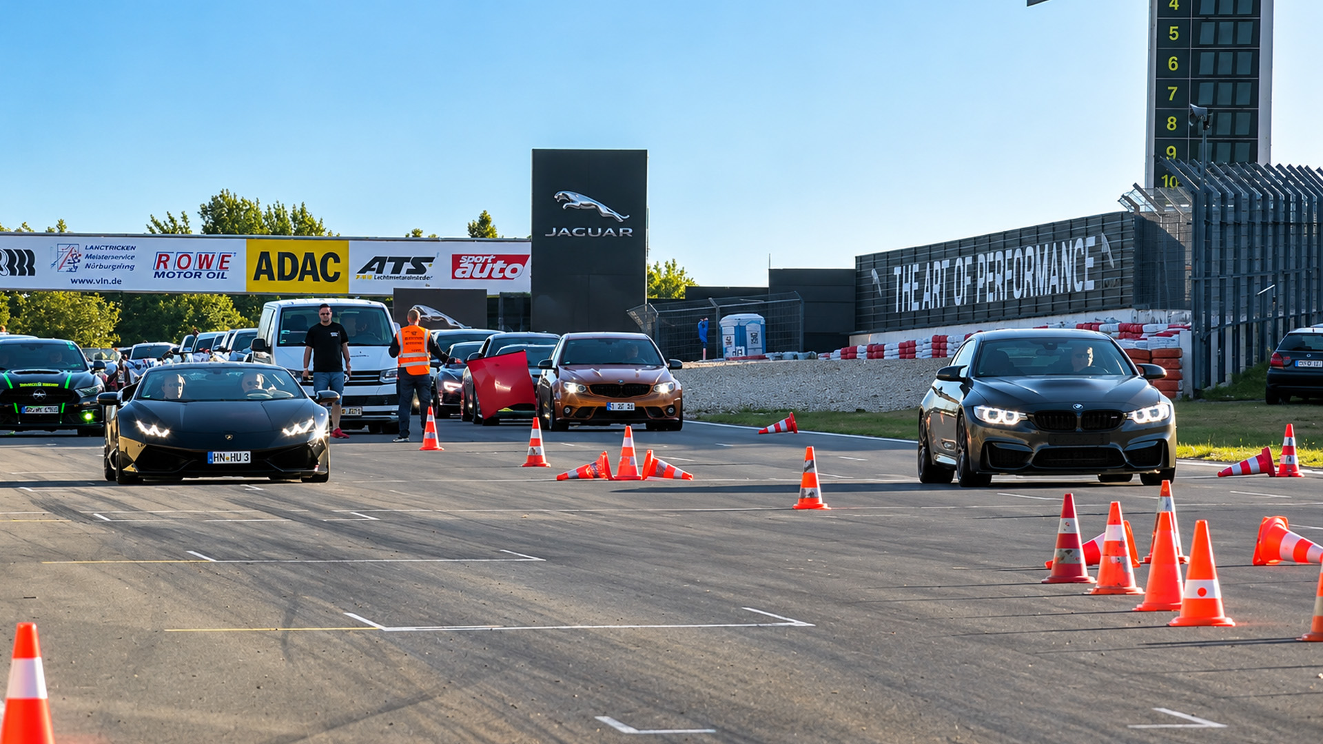 Supercars strijden in een drag race op de Nürburgring GP